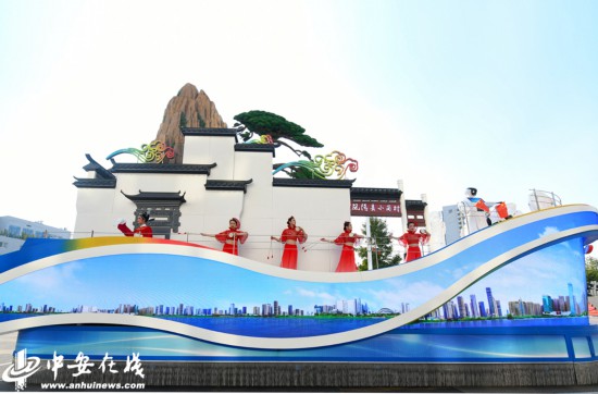 “美好安徽”彩车：展现多姿多彩的徽风皖韵，，，，，奏响争当改革先锋的时代强音